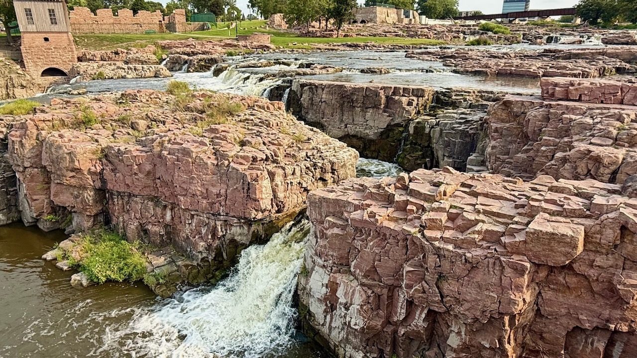 Rock ledges and water at Falls Park, Sioux Falls