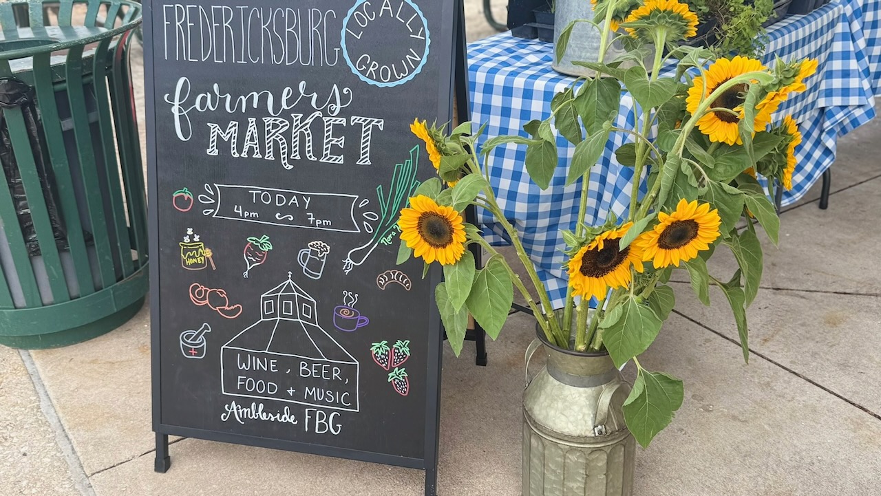 Fredericksburg farmers market sign